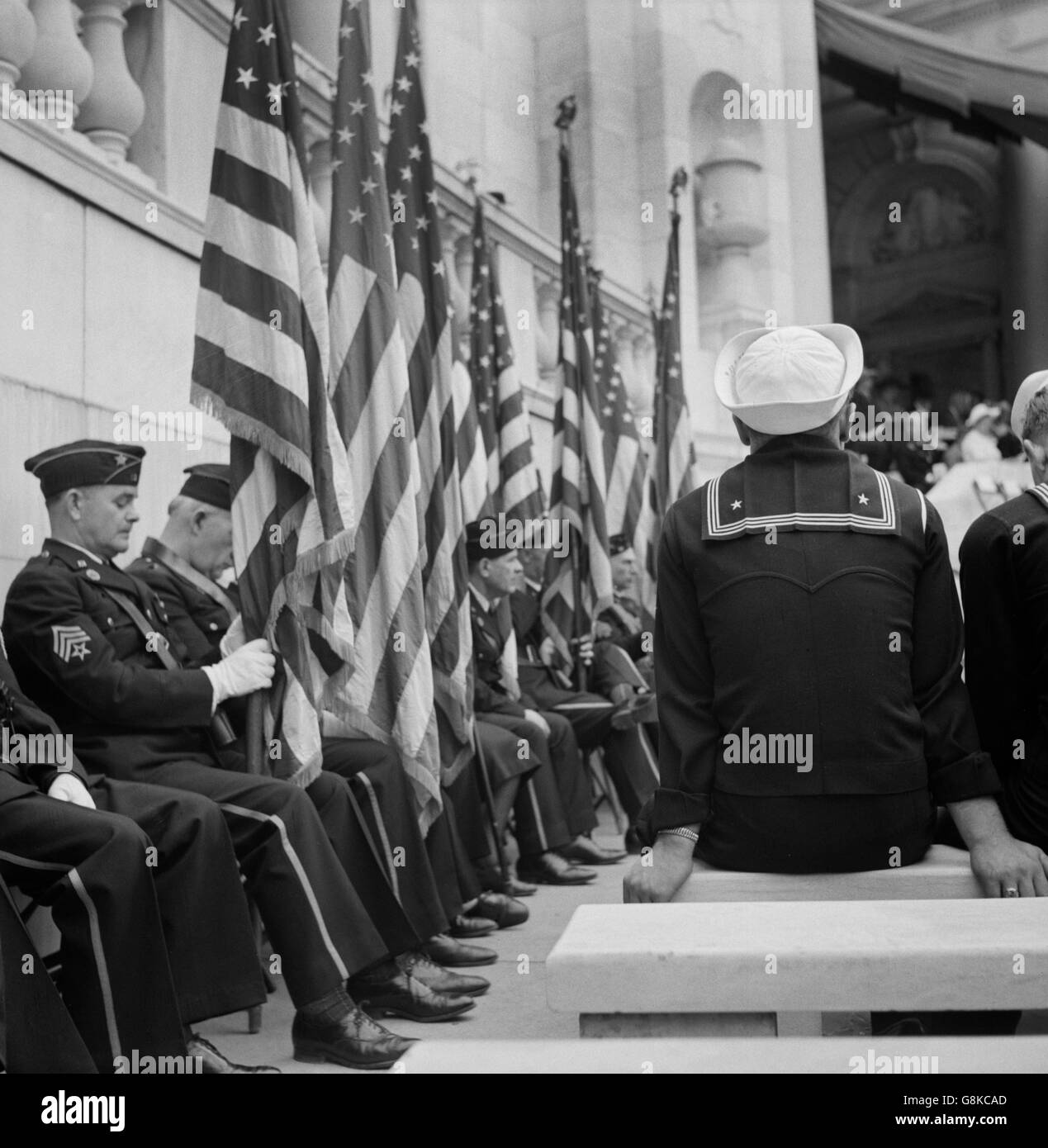 Stars and Stripes au Memorial Day Services, le cimetière d'Arlington, Arlington, Virginia, USA, Esther Bubley pour Office of War Information, Mai 1943 Banque D'Images