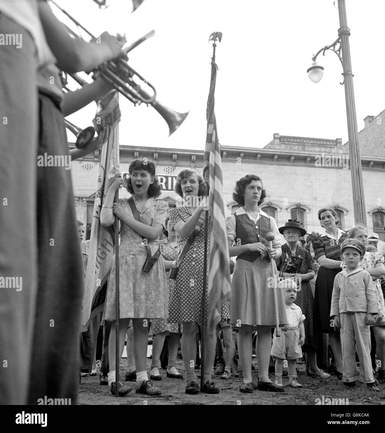 Girl-drapeaux à des cérémonies du jour de décoration, Gallipolis, Ohio, USA, Arthur S. Siegel pour Office of War Information, Juin 1943 Banque D'Images