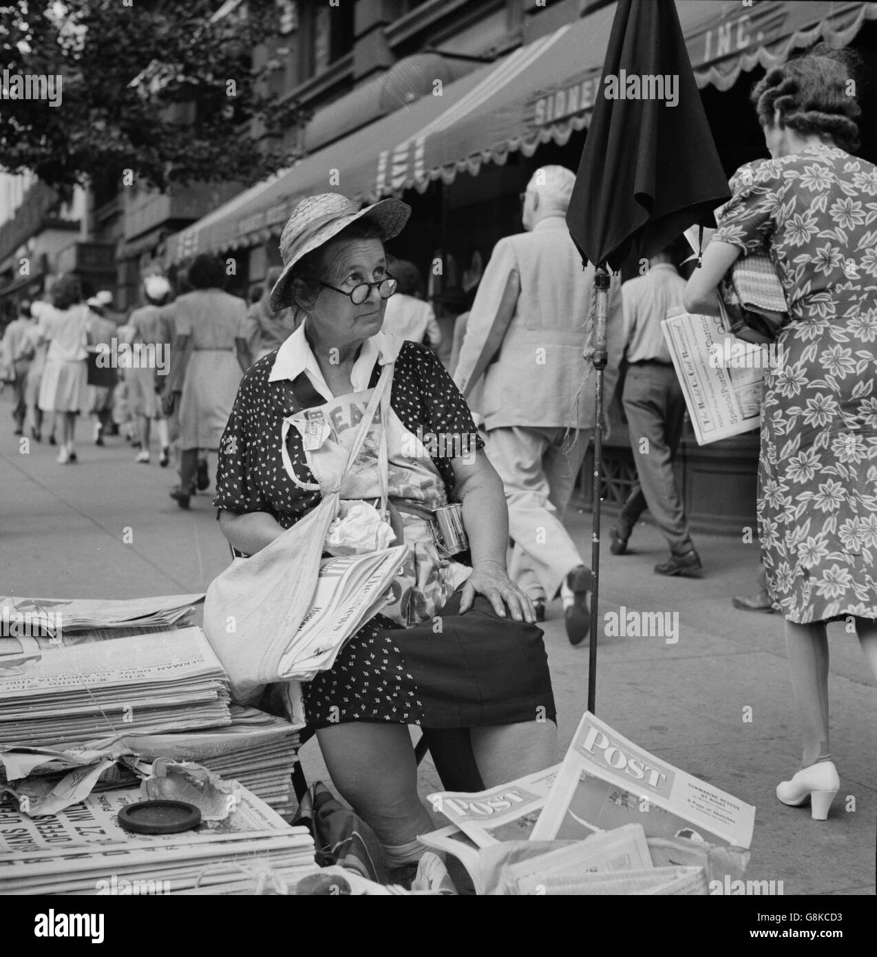 Femme du vendeur de journaux, Washington DC, USA, Esther Bubley pour Office of War Information, Juillet 1943 Banque D'Images