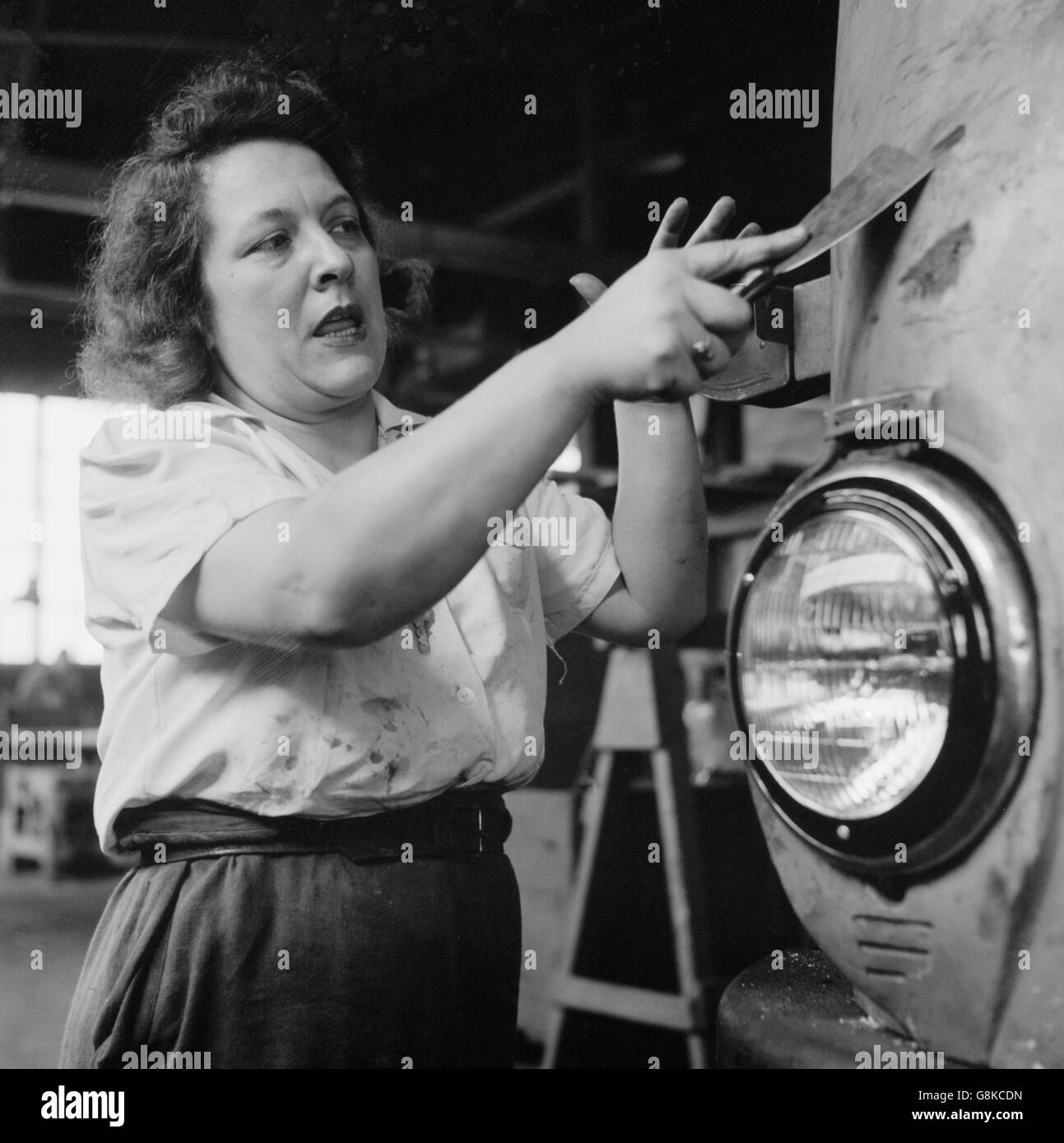 La peinture de raclage nettoyant femelle Bus qui sera repeint de Greyhound Garage, Pittsburgh, Pennsylvanie, USA, Esther Bubley pour Office of War Information, septembre 1943 Banque D'Images
