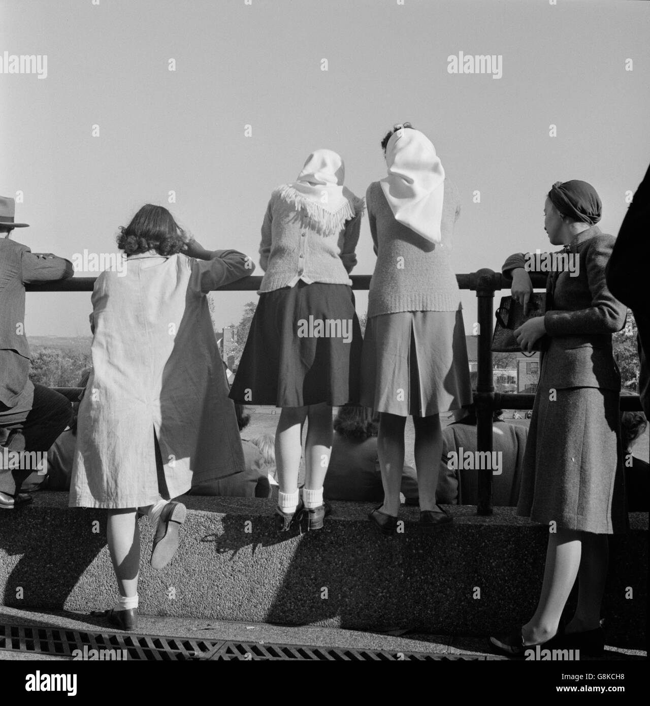 Fans d'étudiants du secondaire à Regarder Match de football, vue arrière, Washington DC, USA, Esther Bubley pour Office of War Information, octobre 1943 Banque D'Images