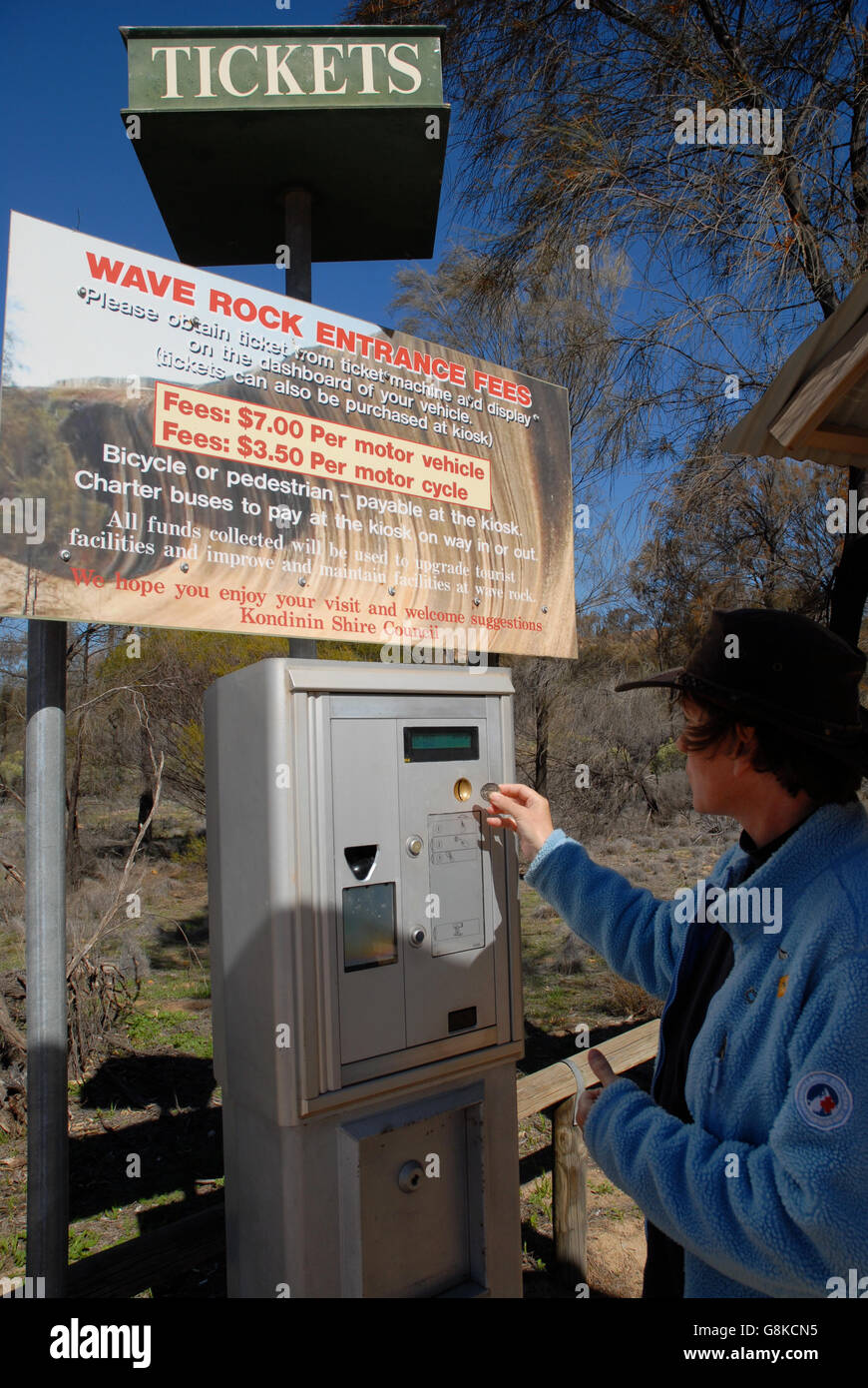 Femme à acheter un billet pour l'entrée de la machine à Wave Rock, Hyden, Western Australia, Australia Banque D'Images