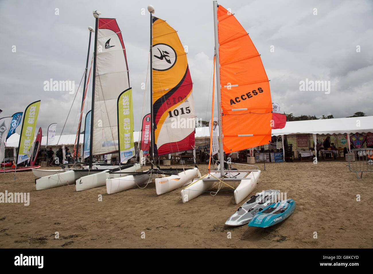Catamarans sur la plage au grand concours de sports nautiques Saint-nazaire France Banque D'Images