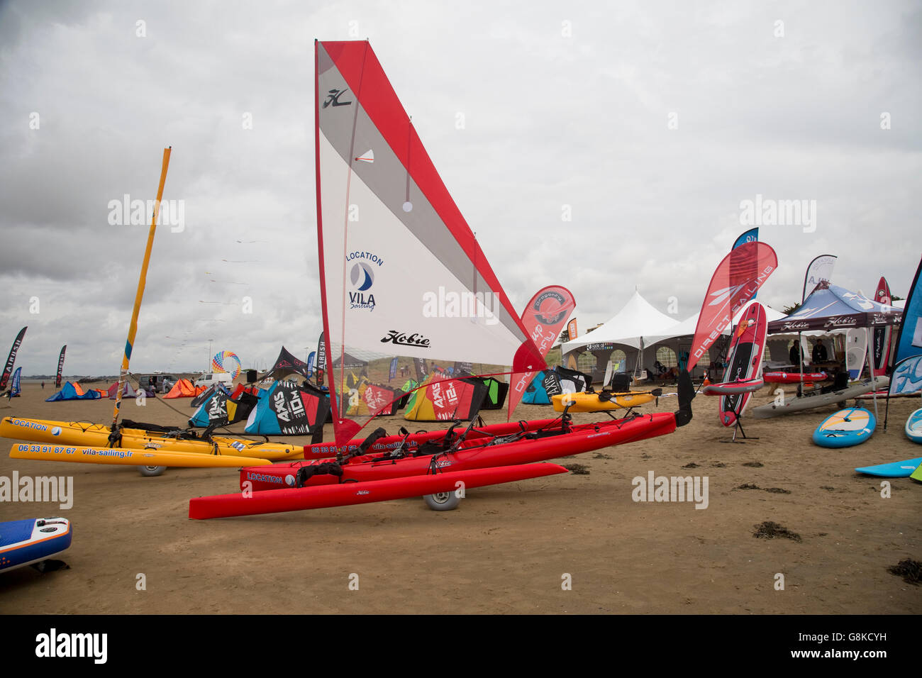 Catamarans sur la plage au grand concours de sports nautiques Saint-nazaire France Banque D'Images