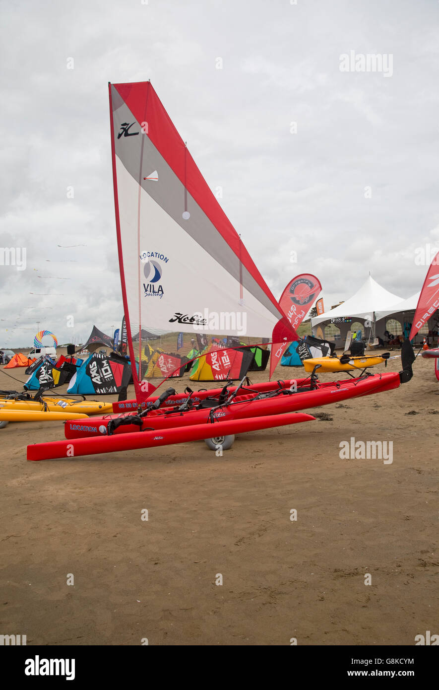 Catamarans sur la plage au grand concours de sports nautiques Saint-nazaire France Banque D'Images