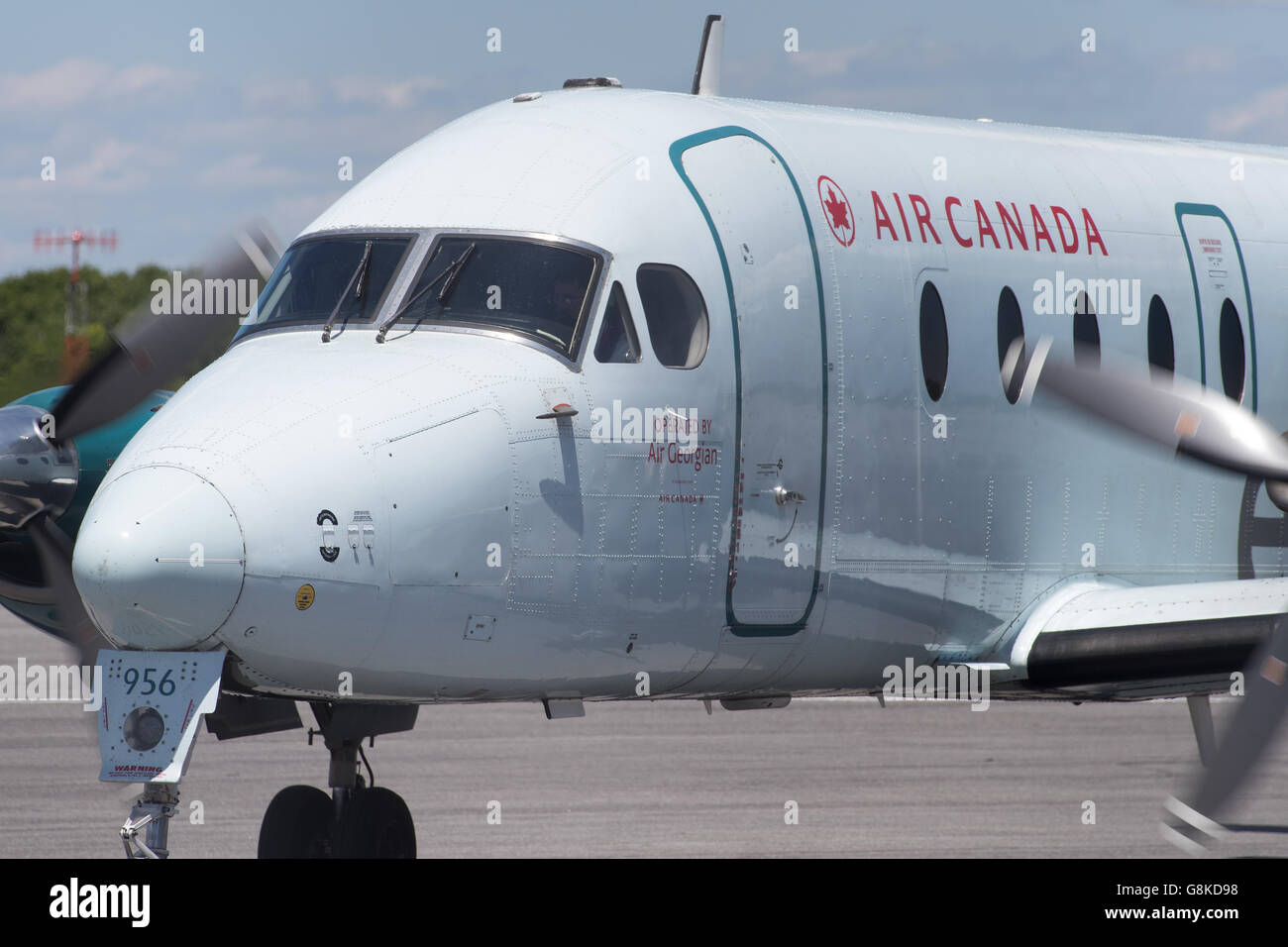 Air Canada Express Beechcraft 1900D, exploités par Air Georgian taxis pour la piste avant le décollage de Norman Rogers ai Banque D'Images
