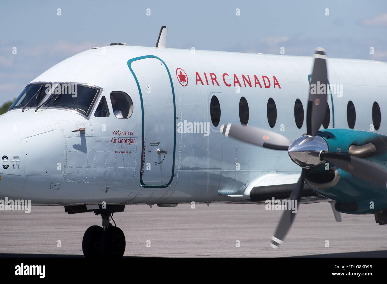 Air Canada Express Beechcraft 1900D, exploités par Air Georgian taxis pour la piste l'aéroport Norman Rogers. Banque D'Images