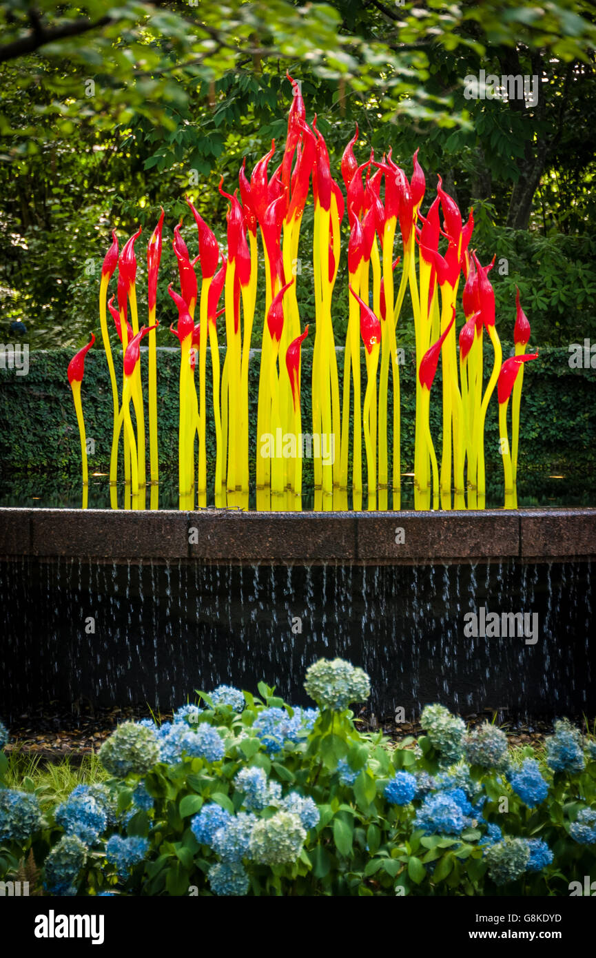 Sculpture en verre « Fern Dell Painbrushes » de Dale Chihuly à l'exposition Chihuly in the Garden du jardin botanique d'Atlanta. (ÉTATS-UNIS) Banque D'Images