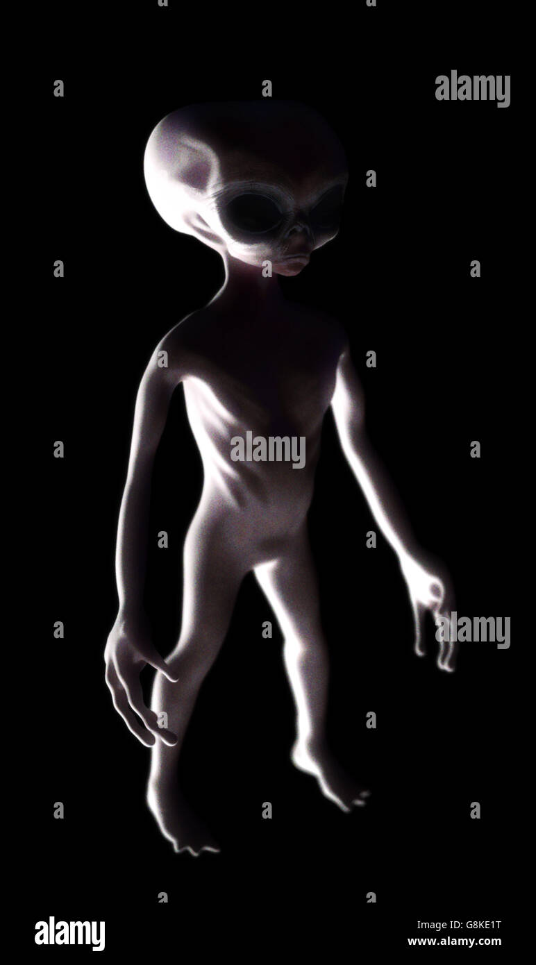 Alien gris erraient dans la nuit isolé sur noir. Banque D'Images