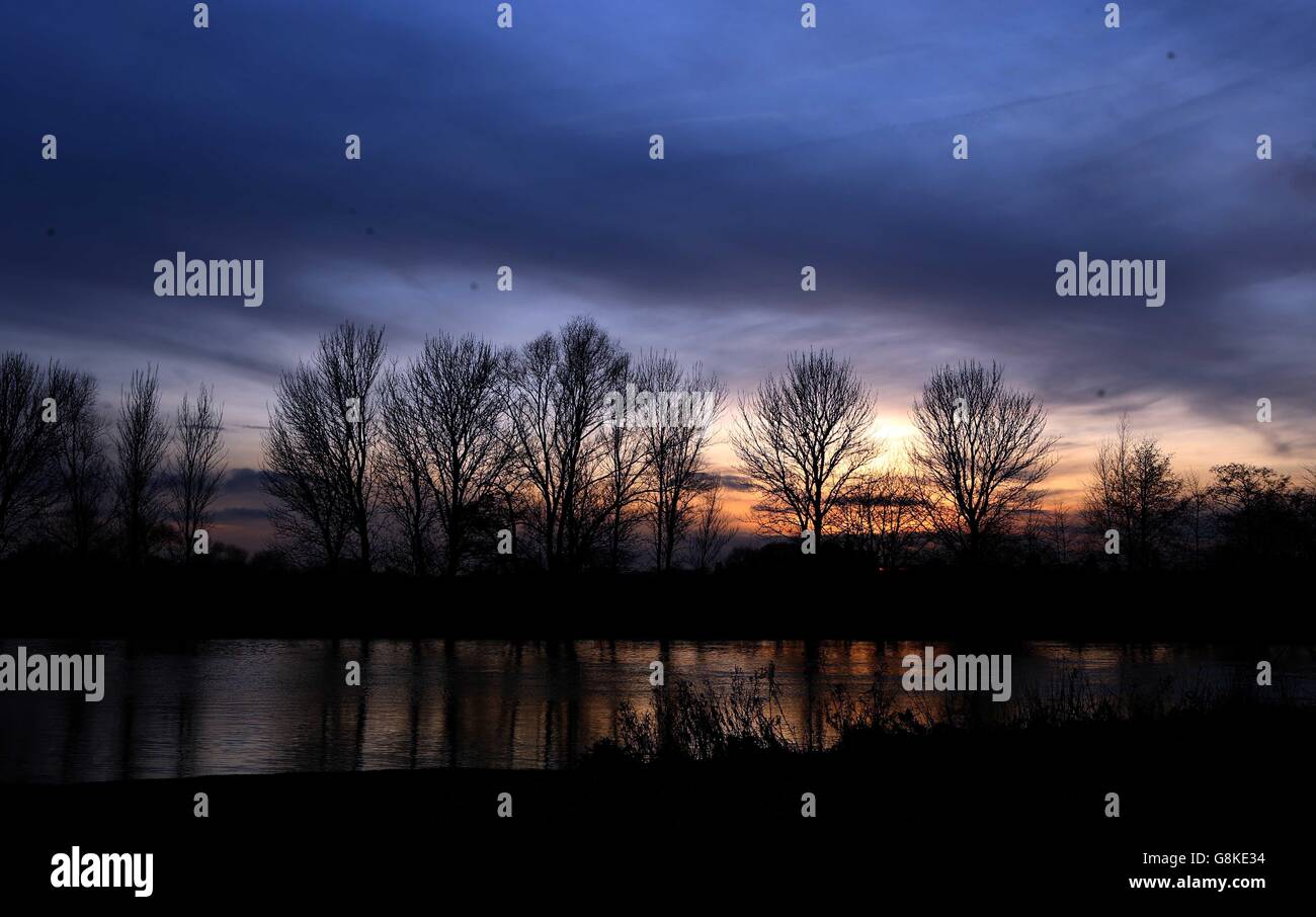 Le soleil se couche sur la Tamise près de Laleham, Surrey. Banque D'Images