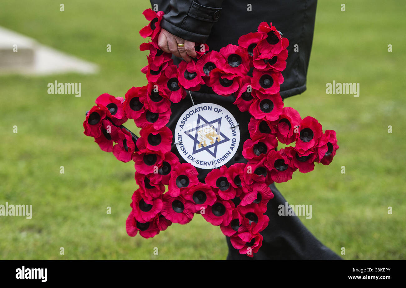 Un homme dépose une couronne lors d'un événement de commémoration du jour du souvenir de l'Holocauste au Musée impérial de la guerre de Londres. Banque D'Images
