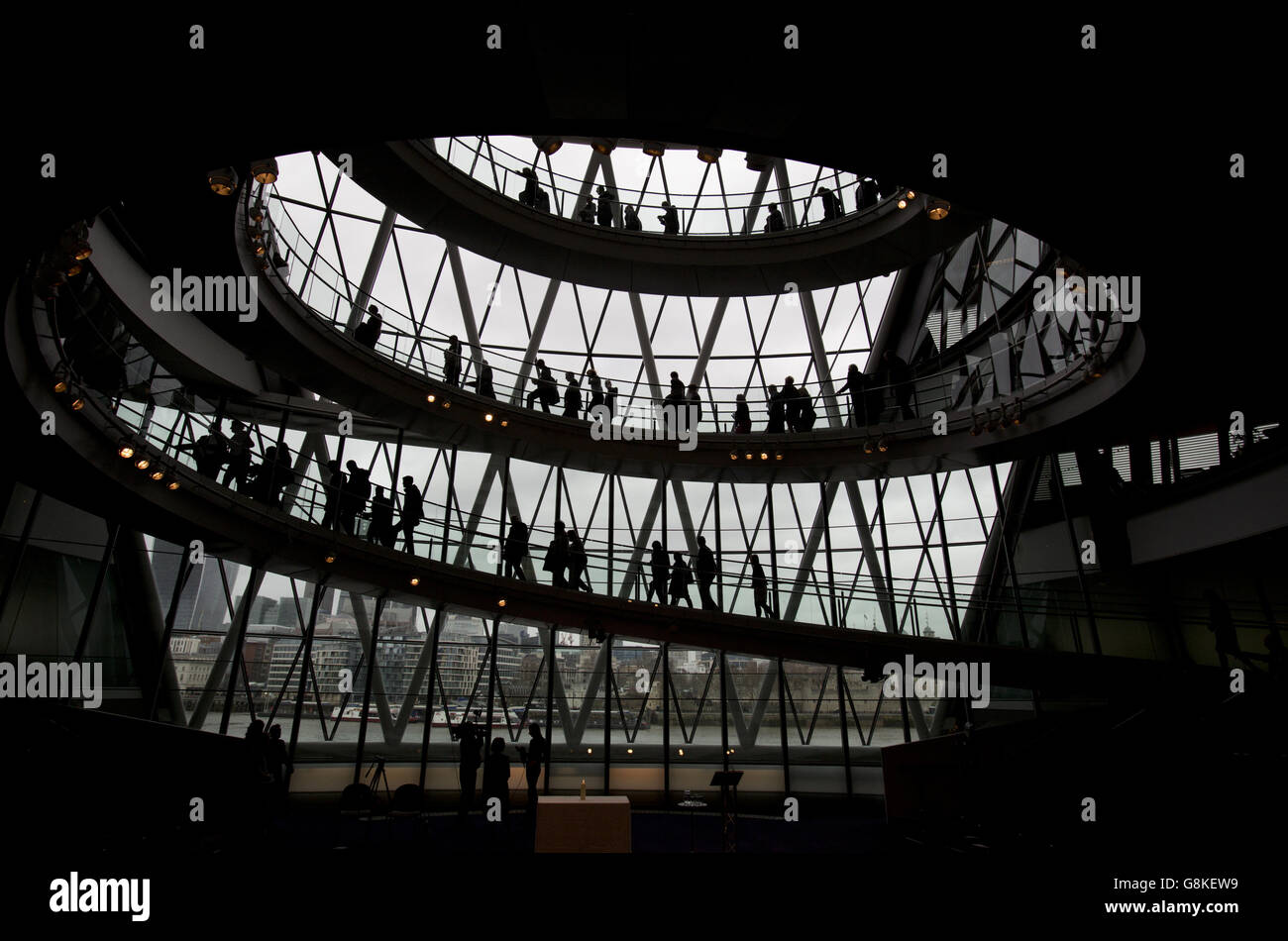 Les invités quittent la Chambre après avoir assisté à une cérémonie du jour du souvenir de l'Holocauste, à l'hôtel de ville de Londres Banque D'Images