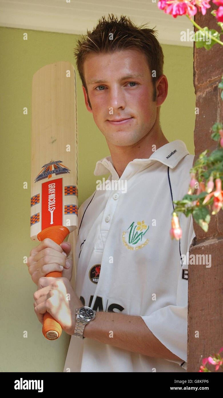 Cricketer Huw Waters à l'école Monmouth. Un joueur de cricket d'un écolier qui a fait ses débuts en première classe au Club de cricket de Glamorgan une semaine après son dernier examen a gagné un endroit pour étudier son sujet préféré à l'université. Avec deux grades C et un D dans l'histoire sous sa ceinture, Huw se prépare maintenant à commencer un diplôme en entraînement sportif à Oxford Brookes. Banque D'Images