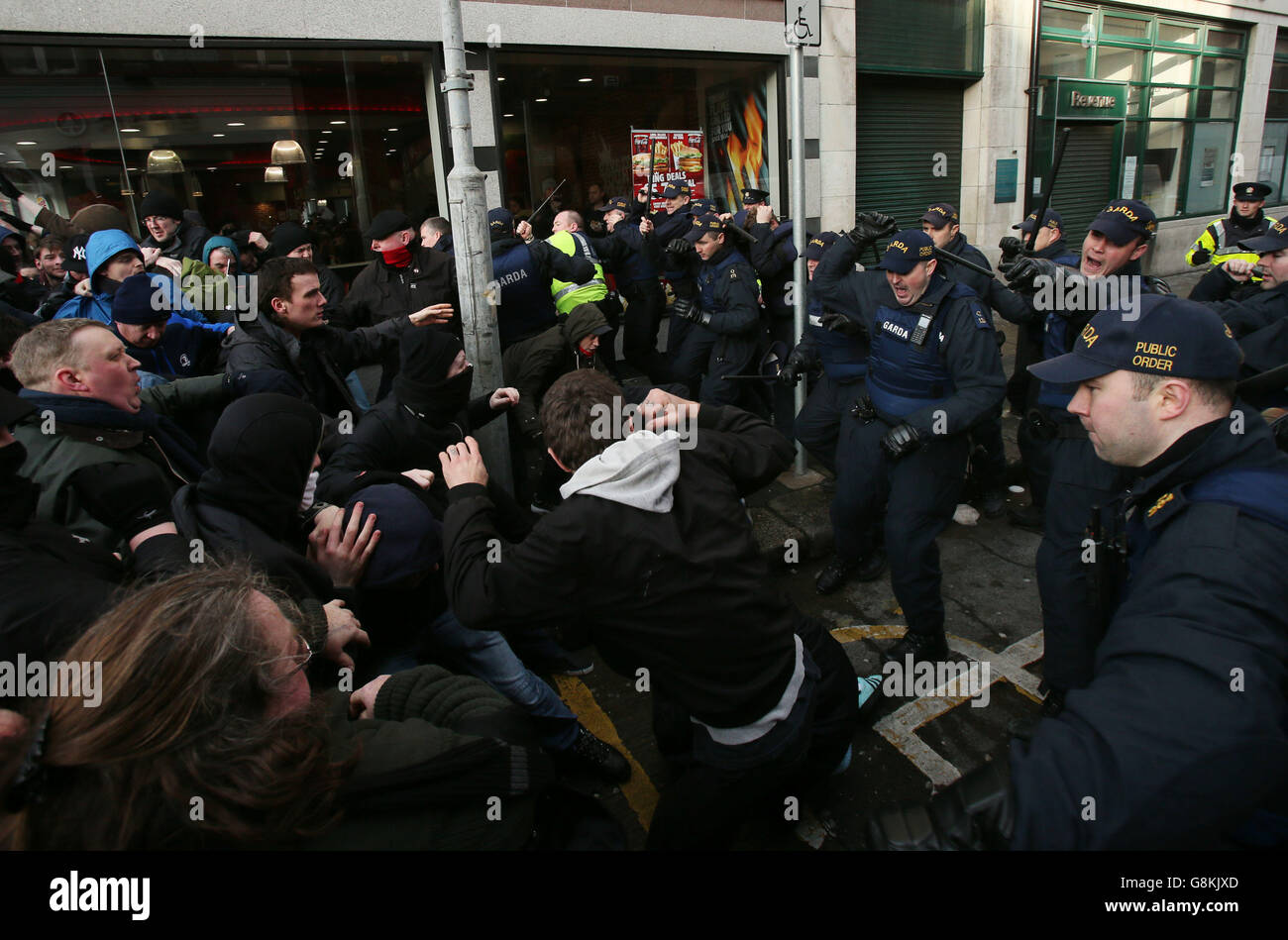 Des membres de l'unité de l'ordre public de Garda s'affrontent avec des manifestants anti-racisme dans le centre-ville de Dublin lors d'une contre-manifestation contre le lancement d'une branche irlandaise de Pegida, le mouvement d'extrême-droite en provenance d'Allemagne. Banque D'Images