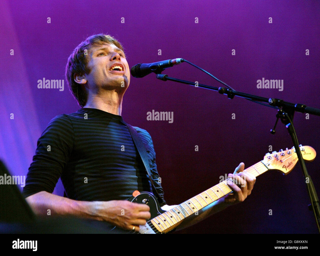 Franz Ferdinand sur scène aux jardins botaniques de Belfast, mardi 23 août 2005 pour l'événement vital Tennents. Belfast a accueilli le New York Disco chic ce soir alors que la scène d'art darlings Scissor Sisters était à la tête d'un important festival de rock de deux jours dans la ville. Des milliers de personnes se sont empaquetés dans les jardins botaniques de la ville pour l'événement annuel Tennents Vital. Même si une opération énorme a été montée pour gérer les gig-goers arrivant pour le seul grand concert de rock en plein air de Belfast, la police n'anticipait pas un mal de sécurité. Un porte-parole de PSNI a déclaré: "Pour tout événement important comme celui-ci, il y a la planification opérationnelle dans Banque D'Images