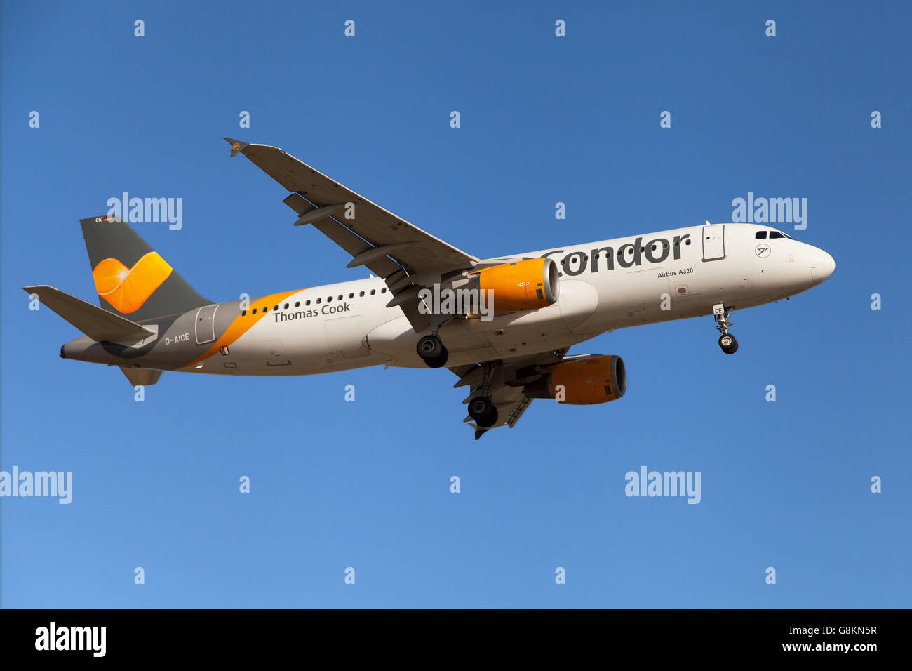 Un Condor Thomas Cook Airlines Airbus A320-200 à l'approche de l'aéroport El Prat de Barcelone, Espagne. Banque D'Images