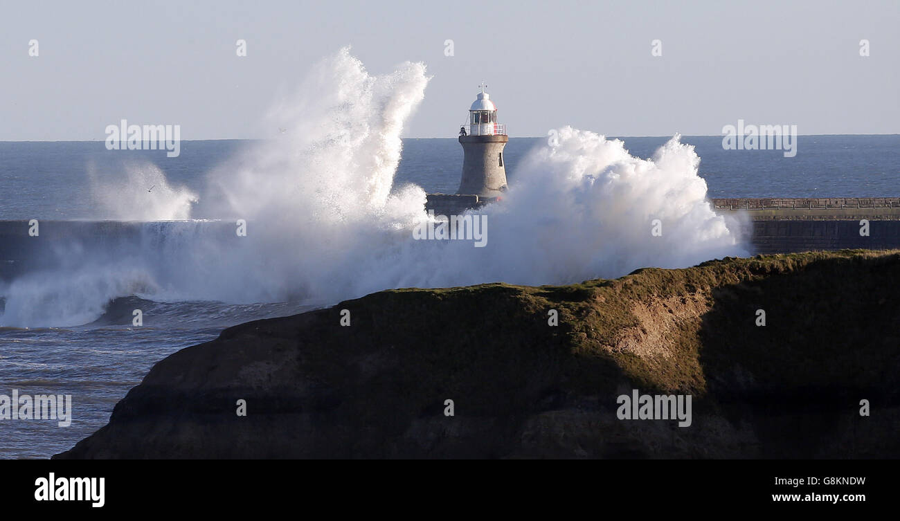 Temps d'hiver 11 février 2016. Des vagues géantes surgient la jetée de Tynemouth. Banque D'Images