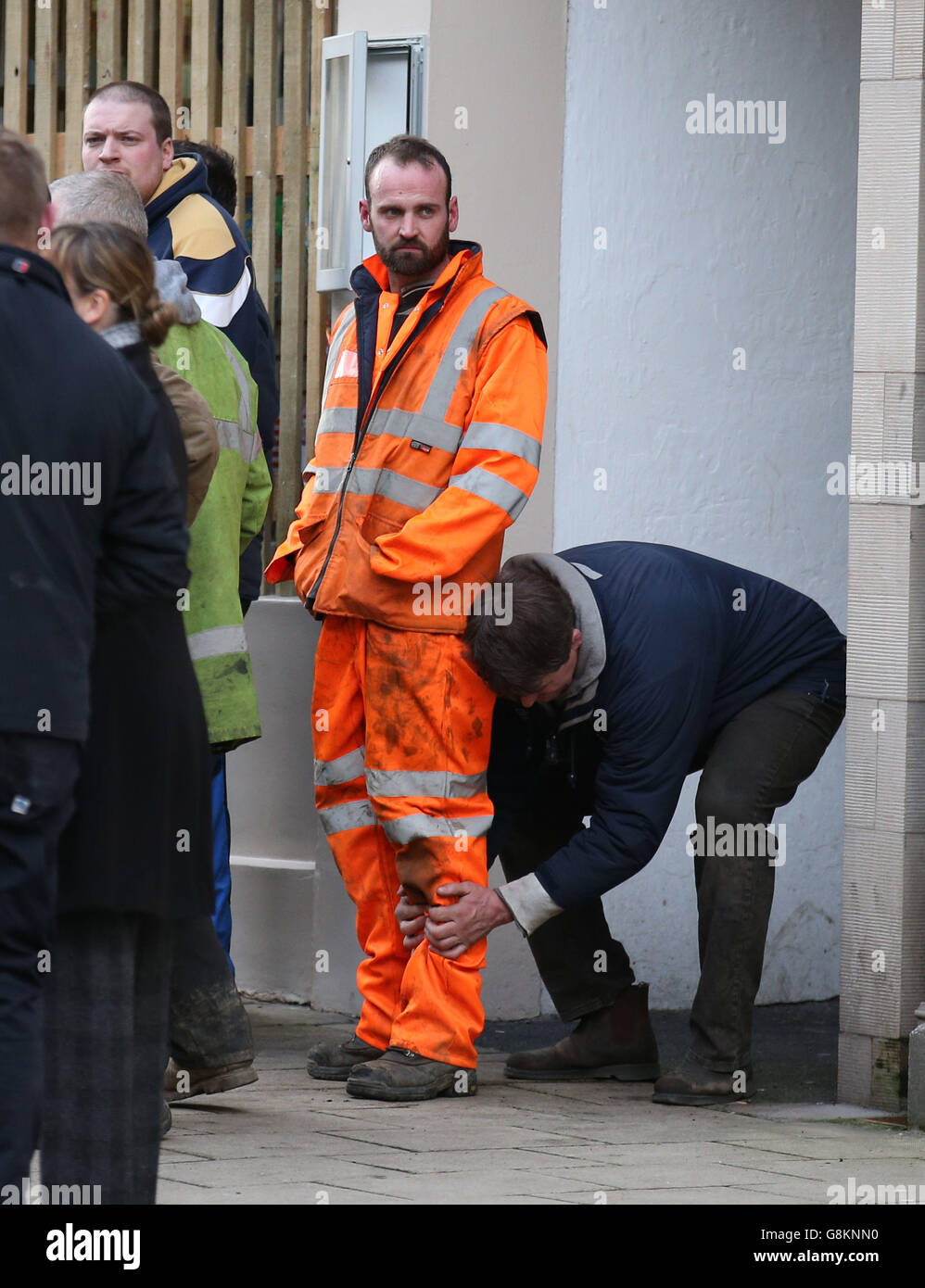 Un homme est foulé à la recherche de la balle de cuir lors de l'événement annuel « Faturon Eve Handba » sur la rue haute de Jedburgh, aux frontières écossaises. Banque D'Images