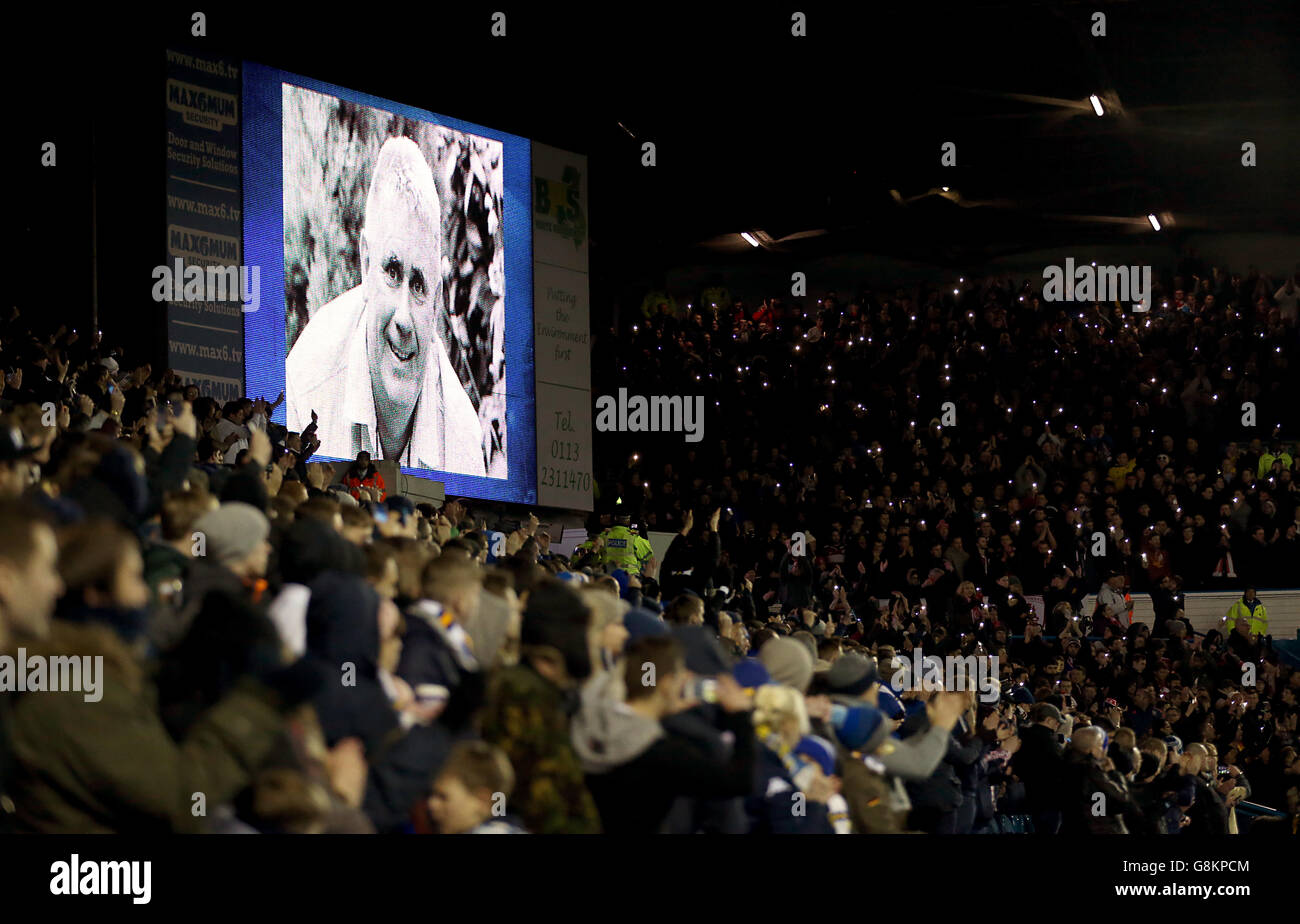 Les hommages rendus à Ali Brownlee, commentateur de la BBC radio, sont présentés sur grand écran lors du match du championnat Sky Bet à Elland Road, Leeds. Banque D'Images