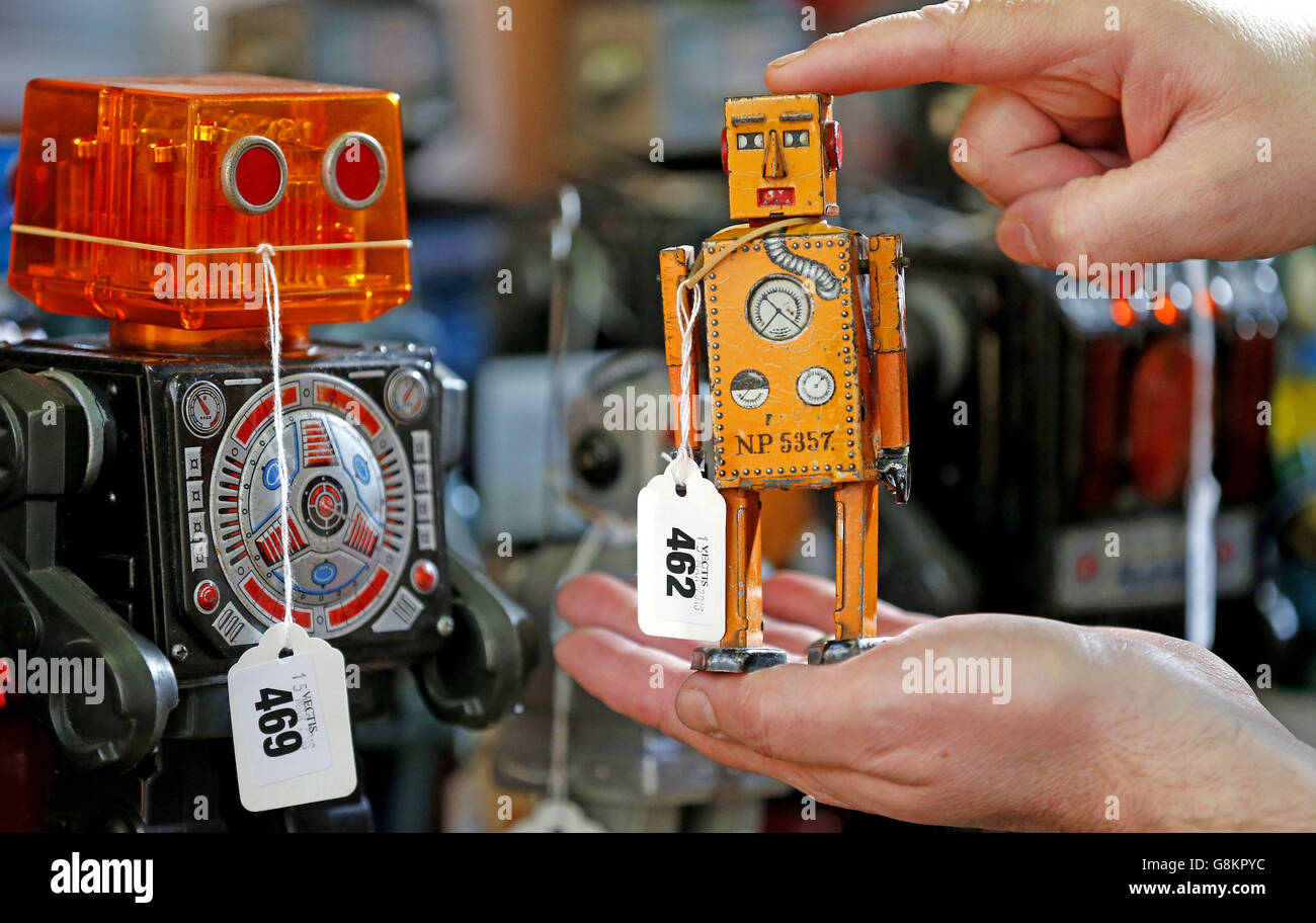 Andy Reed, spécialiste de la coulée sous pression chez Vectis Auctions,  détient robot Liliput du Japon, un robot de liquidation de 1939, dont l'un  a déjà vendu &livre;11,000 dans une autre vente,