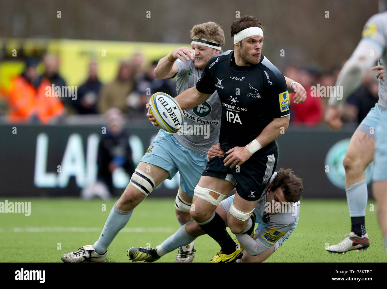 Newcastle Falcons Wera Welch cherche du soutien lors du match Aviva Premiership à Kingston Park, Newcastle. Banque D'Images