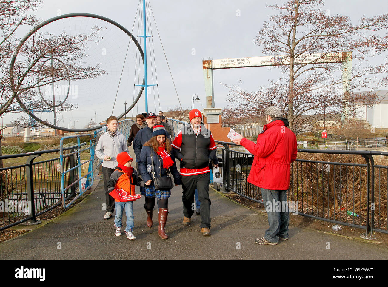 Famille de fans marchant vers le stade Riverside avant le match de championnat Sky Bet entre Middlesbrough et la forêt de Nottingham. Banque D'Images