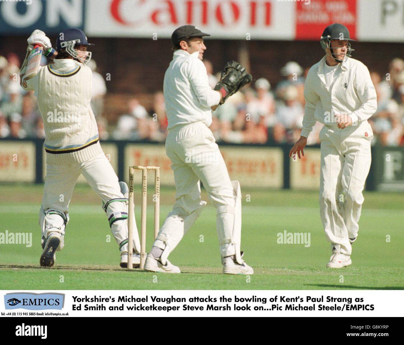 Michael Vaughan (à gauche) du Yorkshire attaque le bowling de Paul de Kent Strang comme Ed Smith de Kent (à droite) et le gardien de rue Steve Marsh (au centre) regarder Banque D'Images