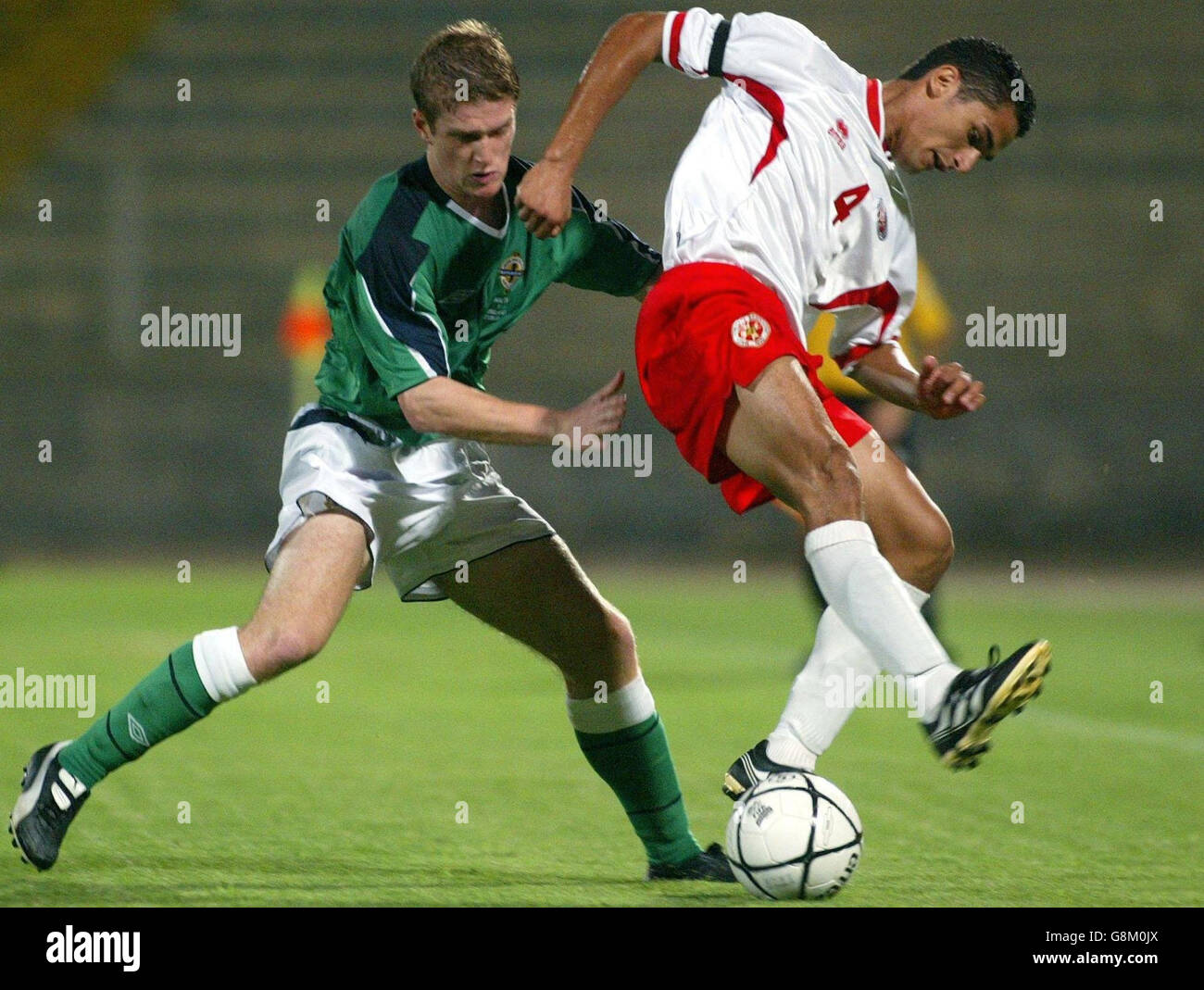 Steve Davis (L) d'Irlande du Nord s'emmêle à Roderick Briffa de Malte. Banque D'Images