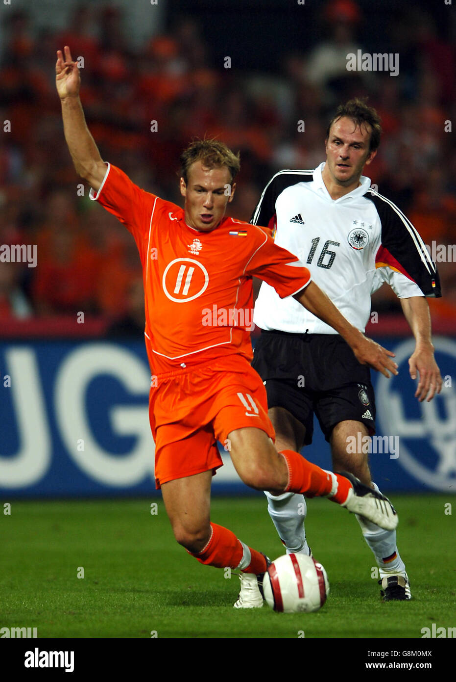 Football - International friendly - Hollande / Allemagne - Kuip Stadium.  Arjen Robben aux pays-Bas et Dietmar Hamann en Allemagne Photo Stock - Alamy
