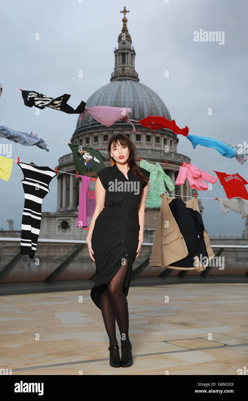 Daisy Lowe raccroche des vêtements donnés pour lancer la campagne de vêtements de rechange TK Maxx pour soutenir cancer Research UK Kids and Teens, à Madison Rooftop Terrace à Londres. Banque D'Images