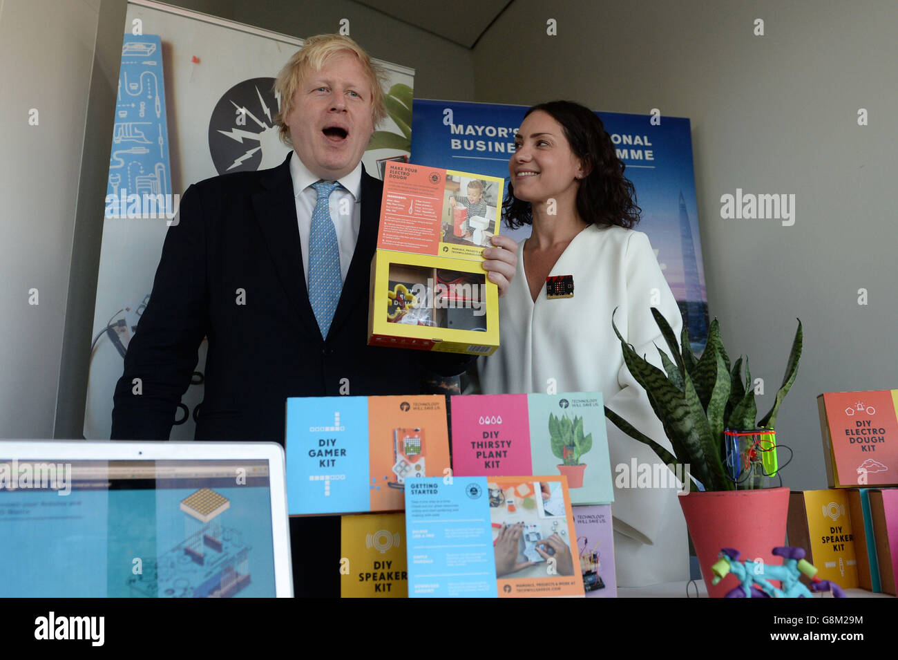 Boris Johnson, maire de Londres, rencontre Bethany Koby, de « Tech will Save US », qui fait des appareils pour apprendre aux enfants à innover et à inventer de nouveaux gadgets lors de l'événement « le programme d'affaires international de Mayor » organisé à l'hôtel de ville de Londres qui a accueilli de nombreuses nouvelles entreprises technologiques de la capitale. Banque D'Images