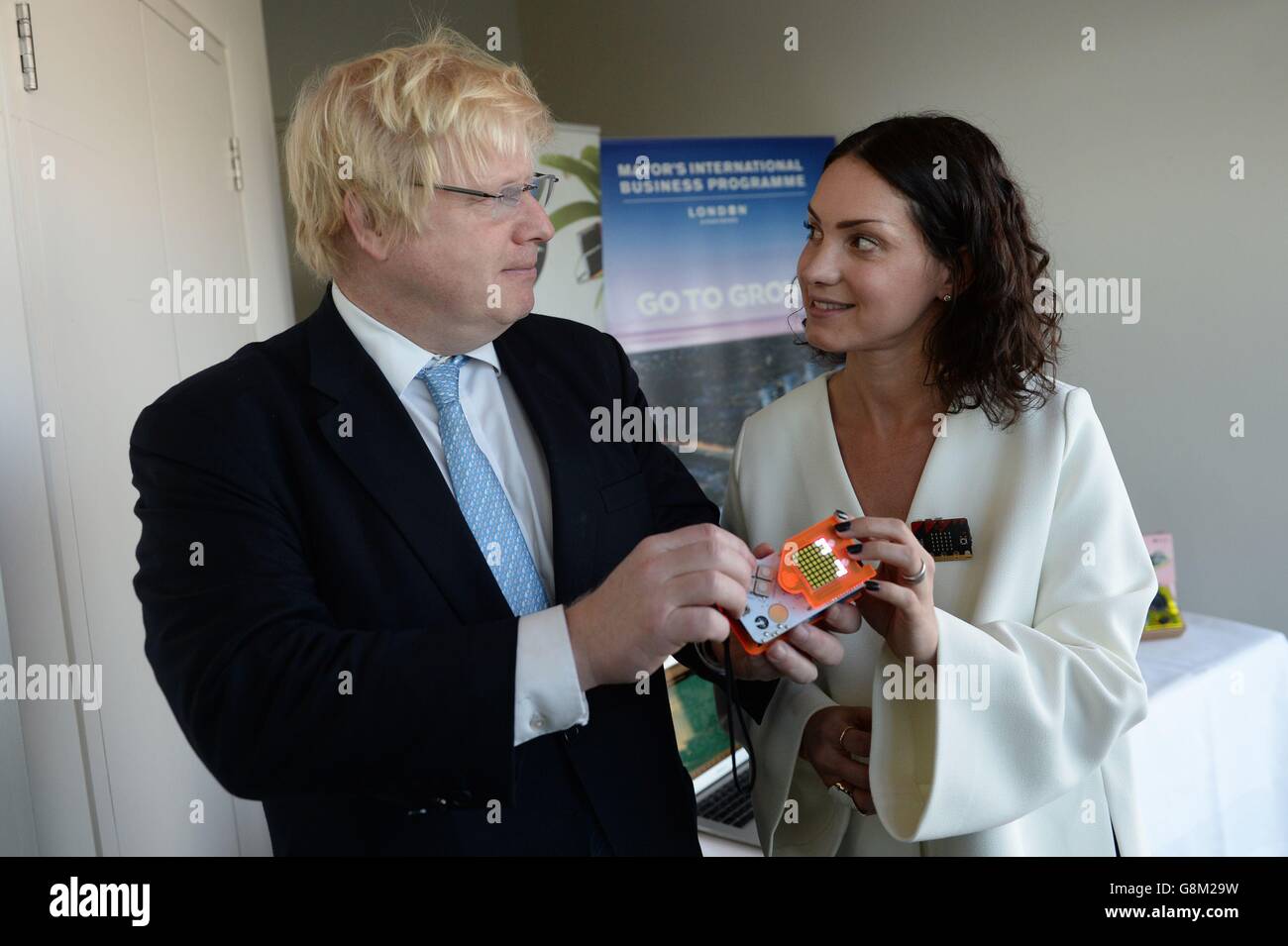 Boris Johnson, maire de Londres, rencontre Bethany Koby, de « Tech will Save US », qui fait des appareils pour apprendre aux enfants à innover et à inventer de nouveaux gadgets lors de l'événement « le programme d'affaires international de Mayor » organisé à l'hôtel de ville de Londres qui a accueilli de nombreuses nouvelles entreprises technologiques de la capitale. Banque D'Images
