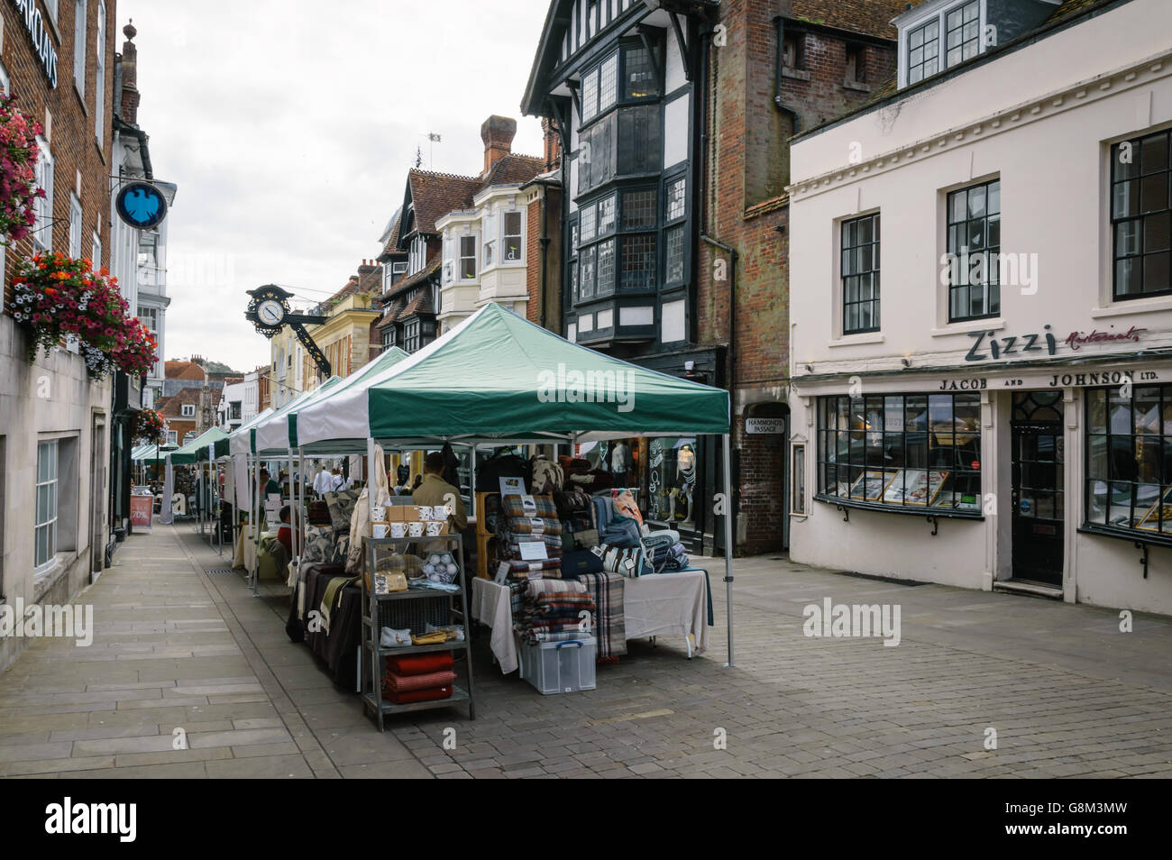 Winchester, Royaume-Uni - 16 août 2015 : art et antiquités de la rue du marché. Winchester est l'ancienne capitale de l'Angleterre Banque D'Images