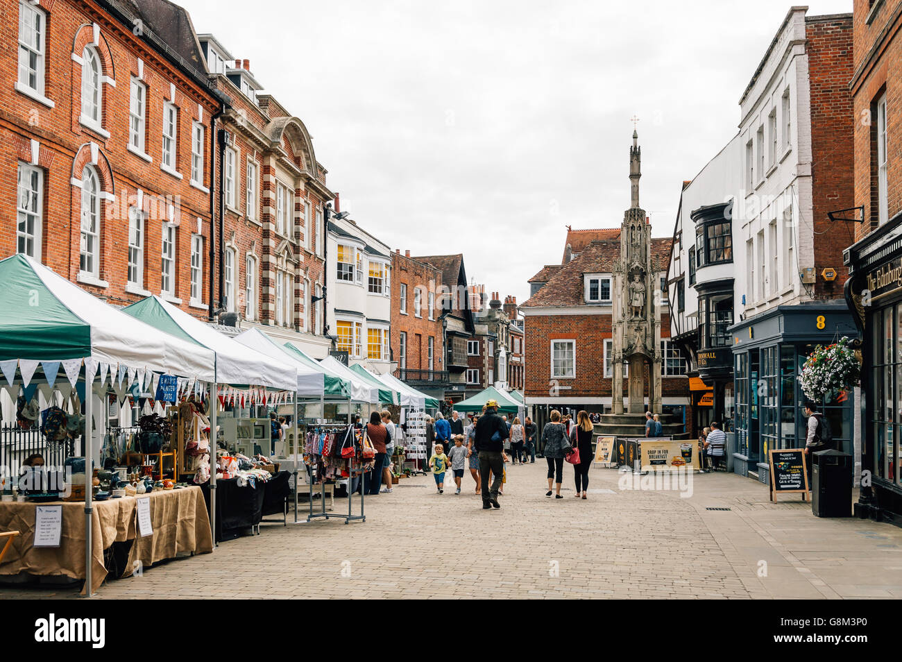 Winchester, Royaume-Uni - 16 août 2015 : art et antiquités de la rue du marché. Winchester est l'ancienne capitale de l'Angleterre Banque D'Images