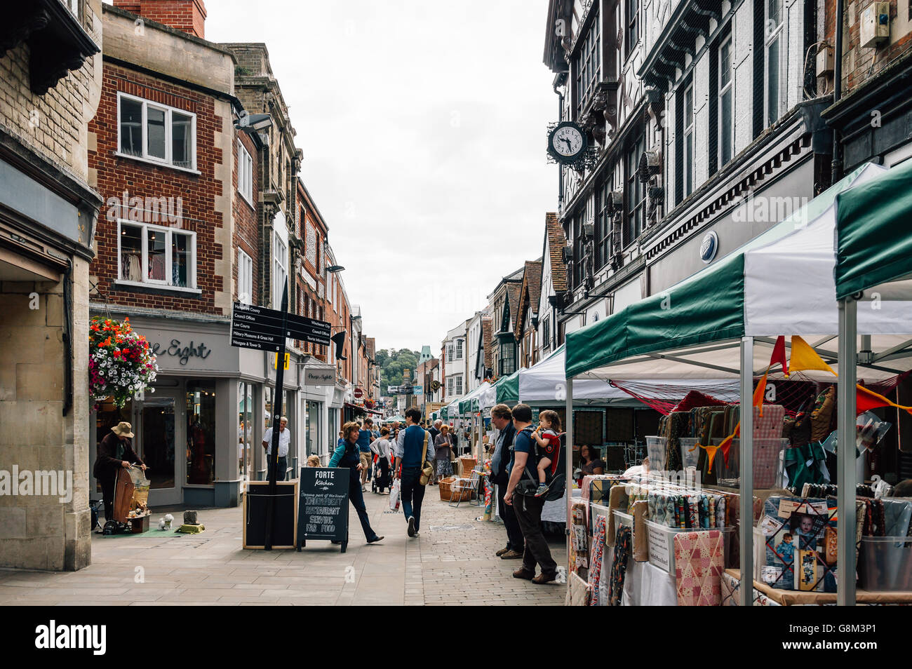 Winchester, Royaume-Uni - 16 août 2015 : art et antiquités de la rue du marché. Winchester est l'ancienne capitale de l'Angleterre Banque D'Images
