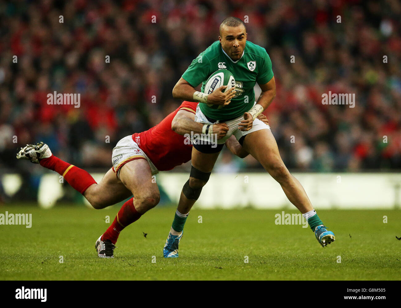 Simon Zebo, de l'Irlande, a été attaqué par Jamie Roberts, du pays de Galles, lors du match des six Nations du RBS de 2016 au stade Aviva, à Dublin. Banque D'Images