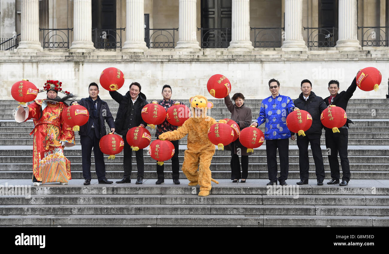 L'association chinoise de Chinatown à Londres accueille dans l'année du singe à Trafalgar Square à Londres avec des expositions comprenant une danse du lion et des costumes traditionnels . Banque D'Images