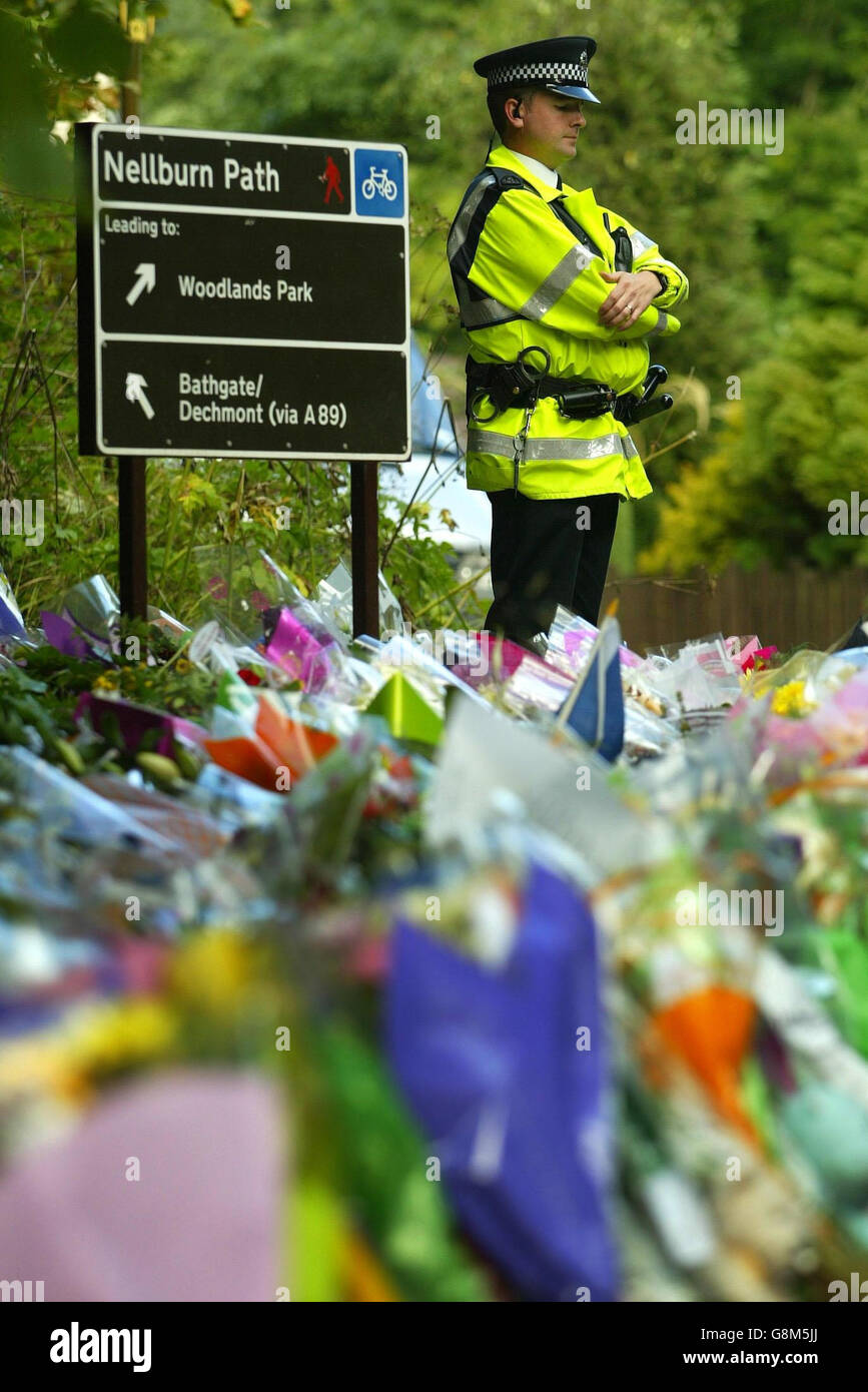 Des fleurs se trouvent à la porte de Nelburn Path, Livingston, le mercredi 24 août 2005, près de l'endroit où le corps de Rory Blackhall a été trouvé. Des mémoriaux se tiendront à l'école où Rory Blackhall, un élève assassiné, est apparu aujourd'hui. Les enfants et le personnel de l'école de 11 ans assisteront demain à des assemblées spéciales pour se souvenir de leur élève et de leur ami. Le corps de Rory a été trouvé dimanche, non loin du terrain de l'école dans la région de Deans, à Livingston, Lothian occidental, après une recherche à grande échelle. Voir l'histoire de l'élève de POLICE. APPUYEZ SUR ASSOCIATION photo. Le crédit photo devrait se lire: David Cheskin Banque D'Images