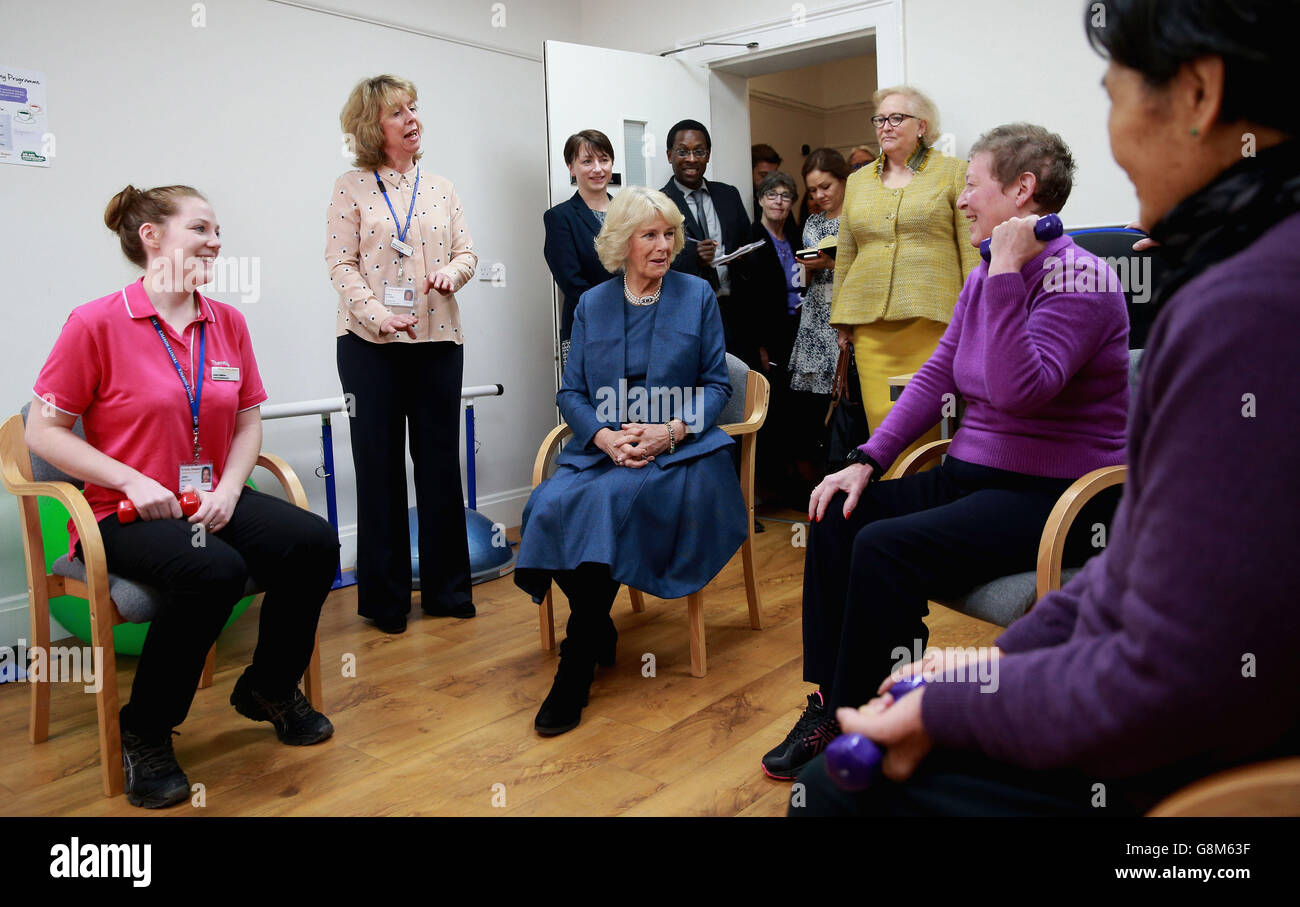 La Duchesse de Cornwall rencontre des patients dans une séance de physiothérapie alors qu'elle visite le Royal Trinity Hospice à Londres pour marquer le début de son 125e anniversaire et rencontre le personnel, les bénévoles, les patients et leurs familles. Banque D'Images