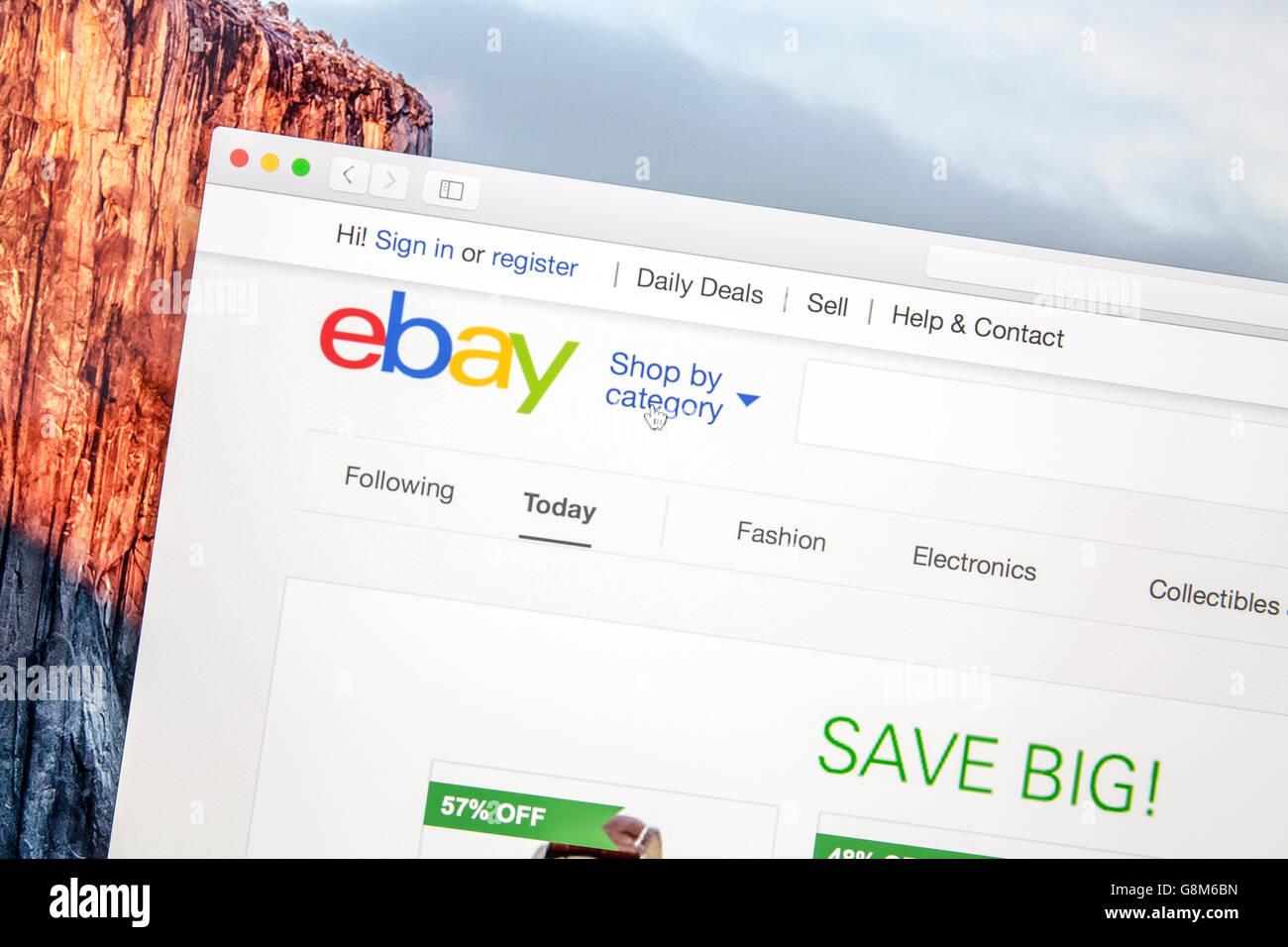 Site web Ebay sous une loupe eBay est une société multinationale américaine et l'entreprise de commerce électronique Banque D'Images