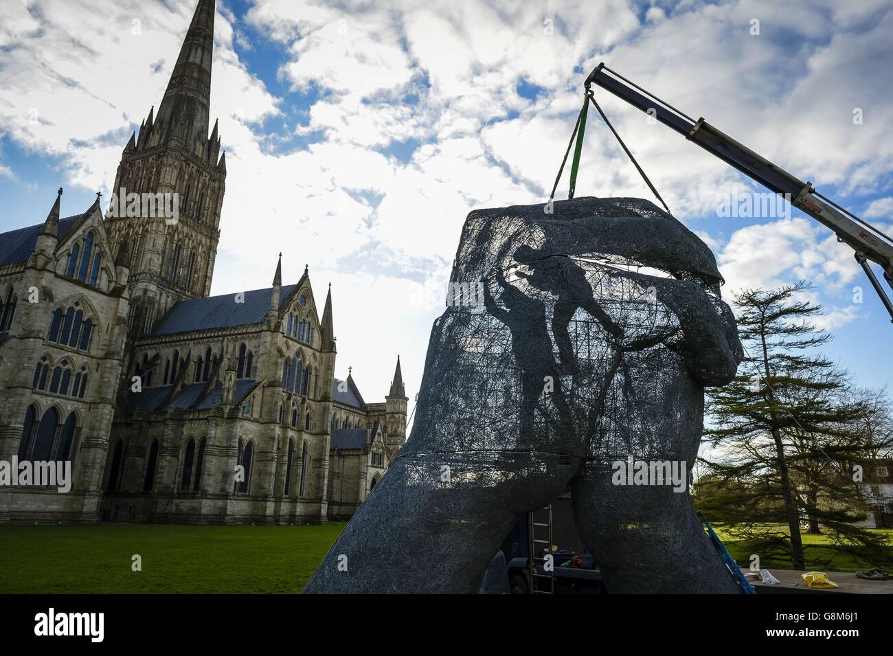 Les travailleurs placent le dessus sur une sculpture en fil galvanisé, intitulée « le Kiss », qui fait partie d'une nouvelle exposition à la cathédrale de Salisbury intitulée relations de l'artiste Sophie Ryder. Banque D'Images