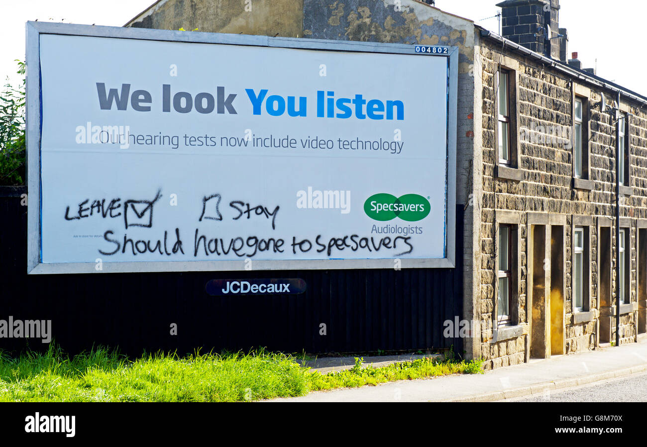 Graffiti sur panneau publicitaire montrant Specsavers, référendum remords, England UK Banque D'Images
