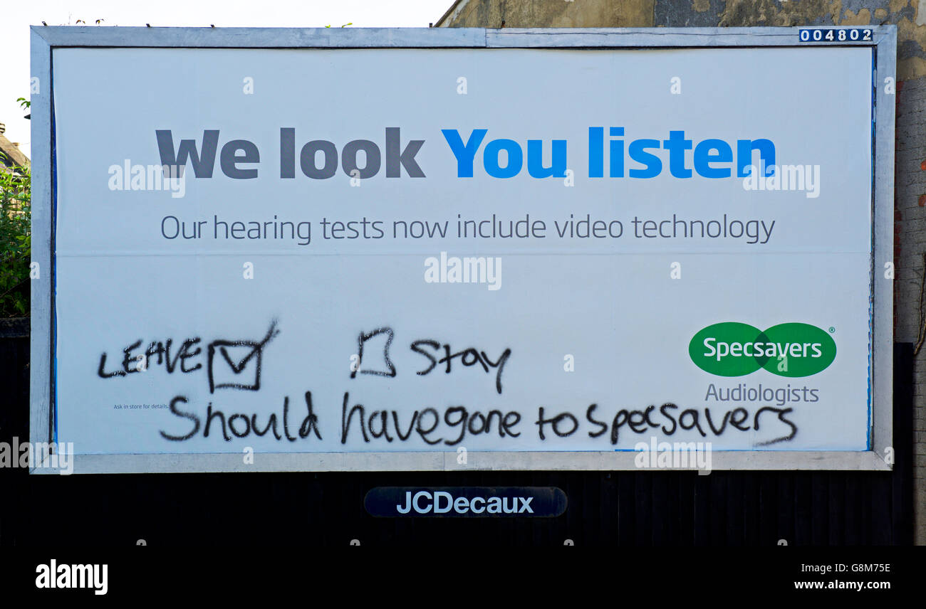 Graffiti sur panneau publicitaire montrant Specsavers, référendum remords, England UK Banque D'Images