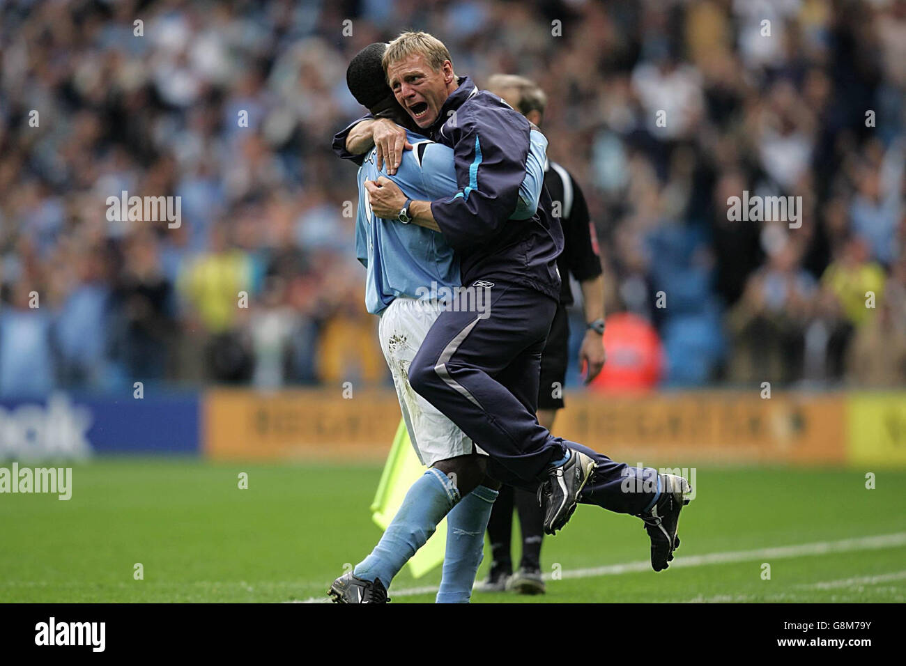 Andy Cole (L), de Manchester City, célèbre son but avec le Manager Stuart Pearce lors du match de First ership de FA Barclays contre Portsmouth au City of Manchester Stadium, Manchester, le samedi 27 août 2005. APPUYEZ SUR ASSOCIATION photo. Le crédit photo devrait se lire : David Davies/PA. Banque D'Images