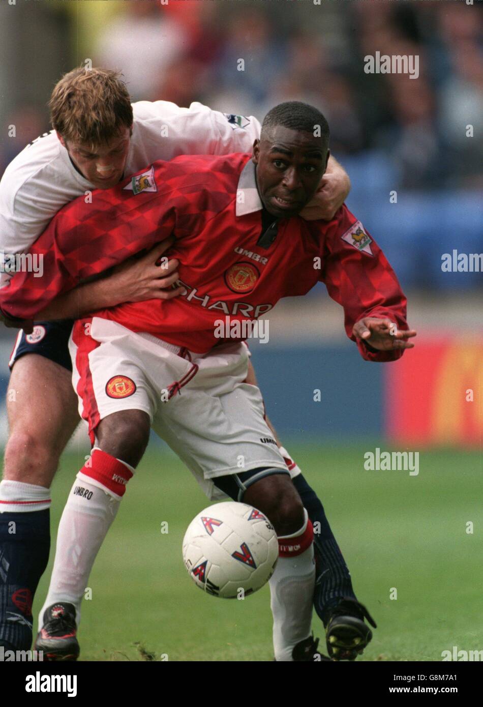 Football - FA Carling Premiership - Bolton Wanderers / Manchester United.Gerry Taggart de Bolton Wanderers (à gauche) s'accroche à Andy Cole de Manchester United (à droite) Banque D'Images