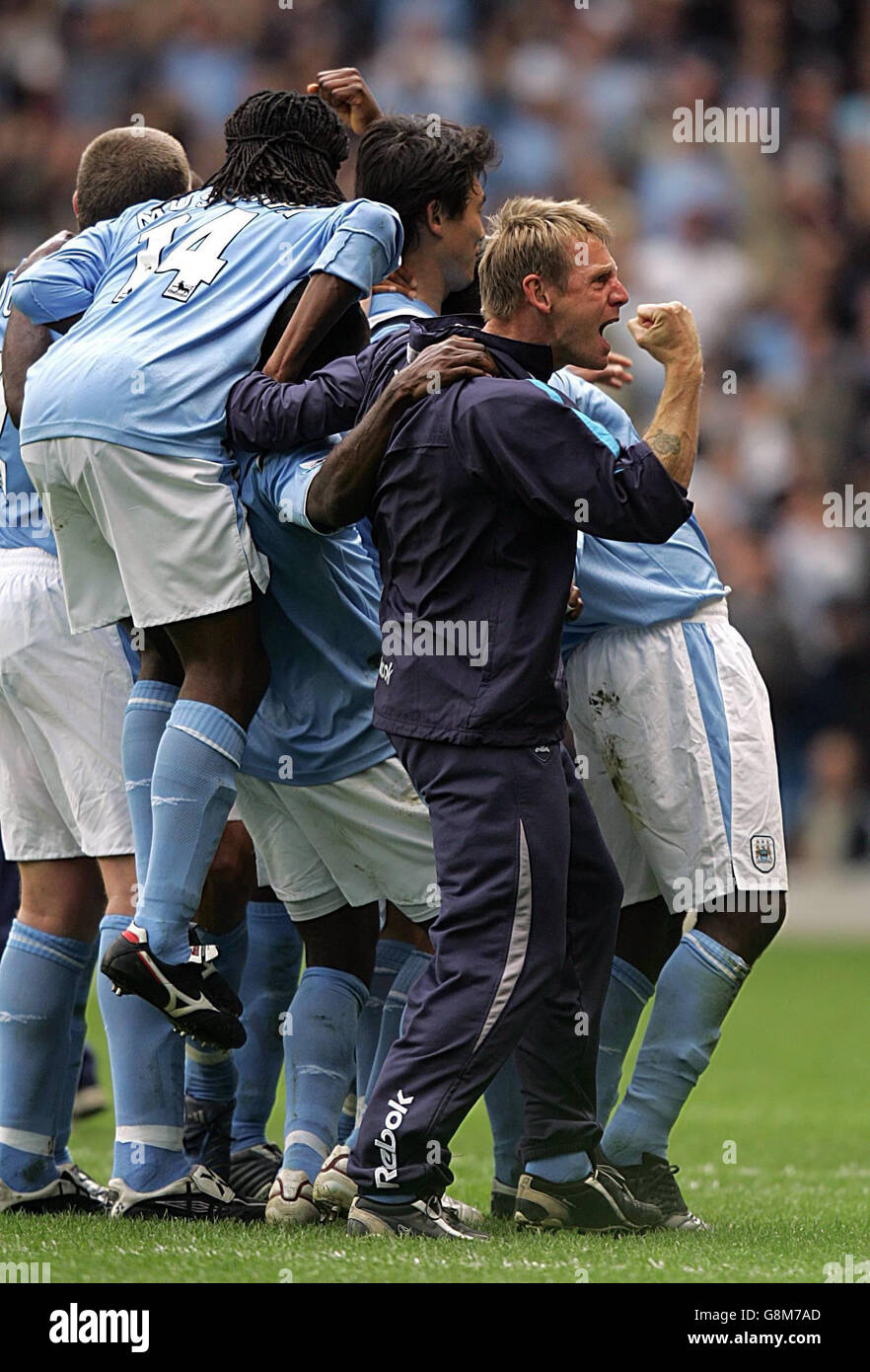 Stuart Pearce (R), directeur de Manchester City, célèbre avec ses joueurs après le but gagnant d'Andy Cole lors du match FA Barclays Premiership contre Portsmouth au City of Manchester Stadium, Manchester, le samedi 27 août 2005. APPUYEZ SUR ASSOCIATION photo. Le crédit photo devrait se lire : David Davies/PA. Banque D'Images