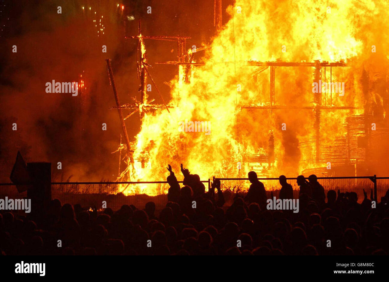 La réplique du phare de Nelson, le HMS Victory, brûle à Torrington, dans le nord du Devon, le samedi 27 août 2005. La maquette demi-taille du navire de guerre en bois a été construite par des bénévoles pour marquer le 200e anniversaire de la bataille de Trafalgar cette année. Mais ce soir, une foule attendue de 20,000 personnes a regardé deux écolières mettre le feu au navire de 100 pieds de long. Voir PA Story MEMORIAL Victory. APPUYEZ SUR ASSOCIATION photo. Le crédit photo devrait se lire comme suit : Barry Batchelor/PA Banque D'Images