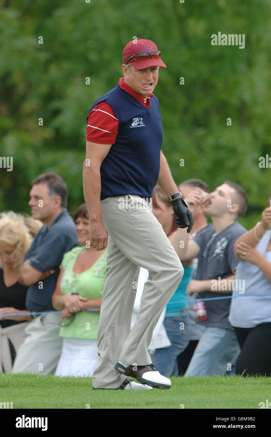 Michael Douglas, membre de l'équipe des États-Unis, a participé au premier green le deuxième et dernier jour du tournoi de golf de la coupe All Star, le lundi 29 août 2005, qui se tiendra au Celtic Manor Resort près de Newport, au pays de Galles. APPUYEZ SUR ASSOCIATION photo. Le crédit photo devrait se lire: Steve Parsons/PA Banque D'Images