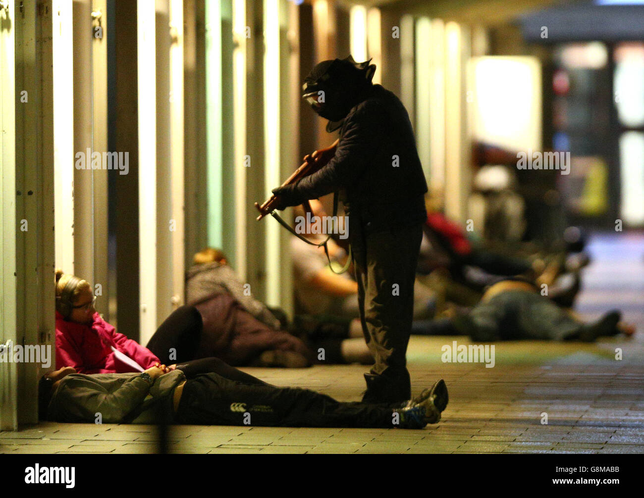 Un « tireur » au cours d'un exercice d'entraînement pour tester la réponse des services d'urgence à une attaque à armes à feu majeure à un arrêt d'autobus bondé au centre commercial de Braehead à Glasgow. Banque D'Images