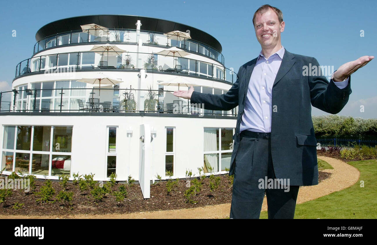 Le directeur général de Bourne Leisure, John Dunford, se trouve en face du nouvel hôtel de Butlins à Bognor Regis. Banque D'Images